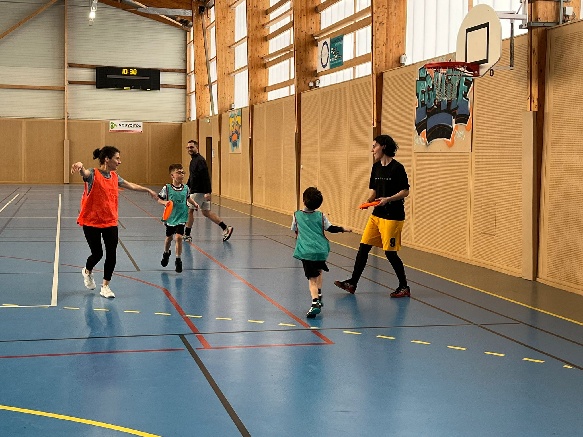 Séance familiale d'ultimate frisbee à Nouvoitou